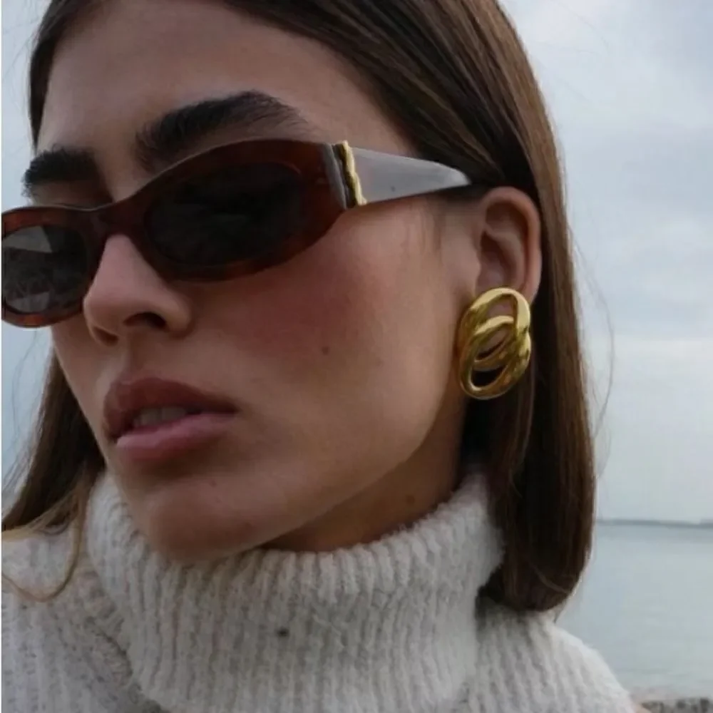 Gold geo twist earrings M361